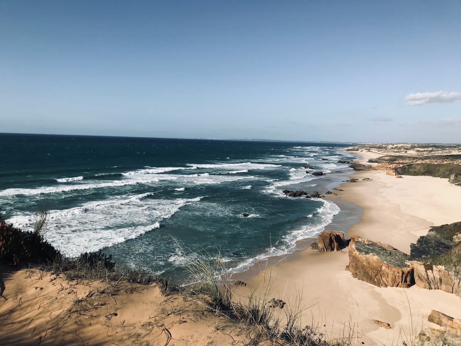 The coast at Praia do Malhão